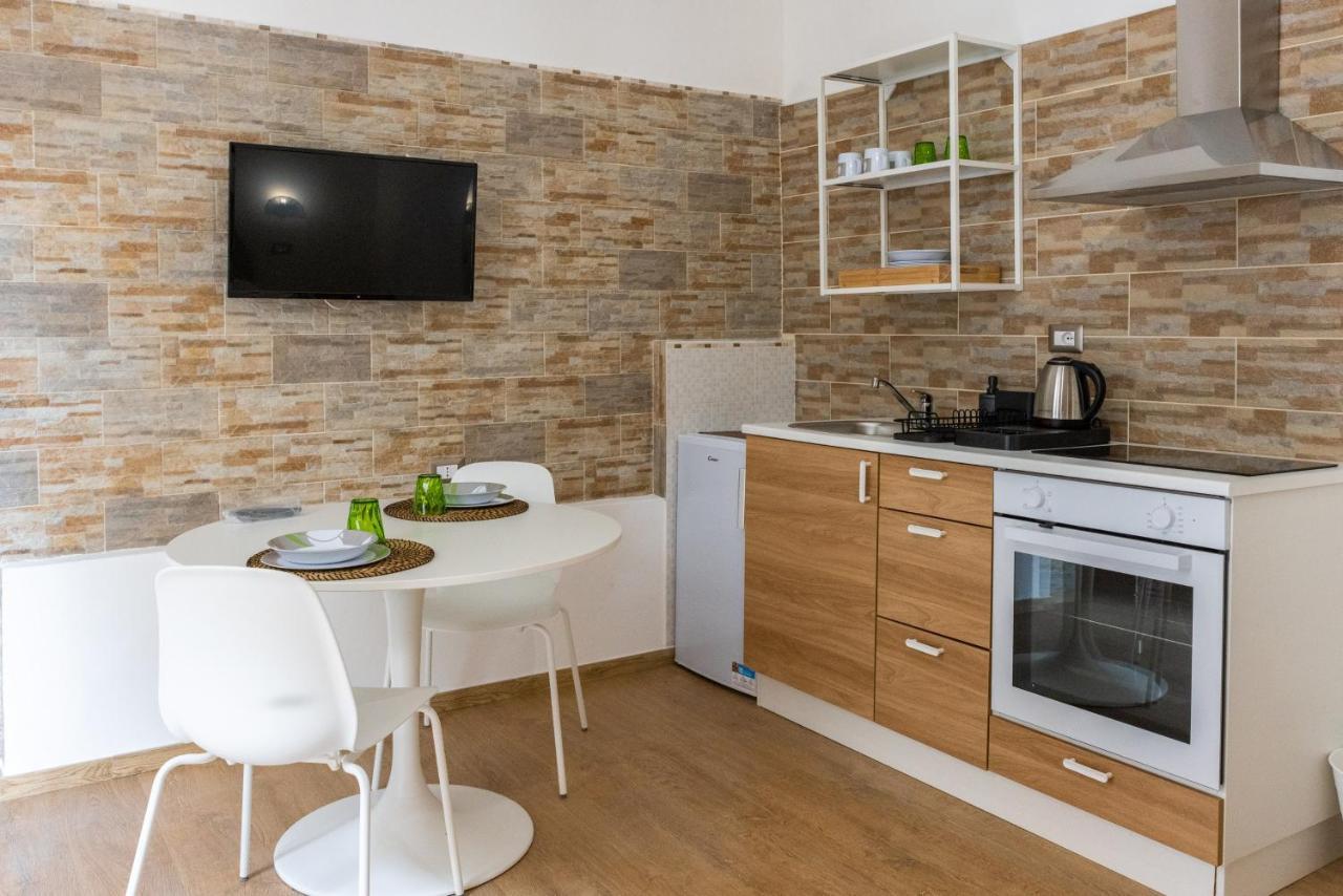 טריג'אנו Lovely Rooms - Guest House Suites מראה חיצוני תמונה
